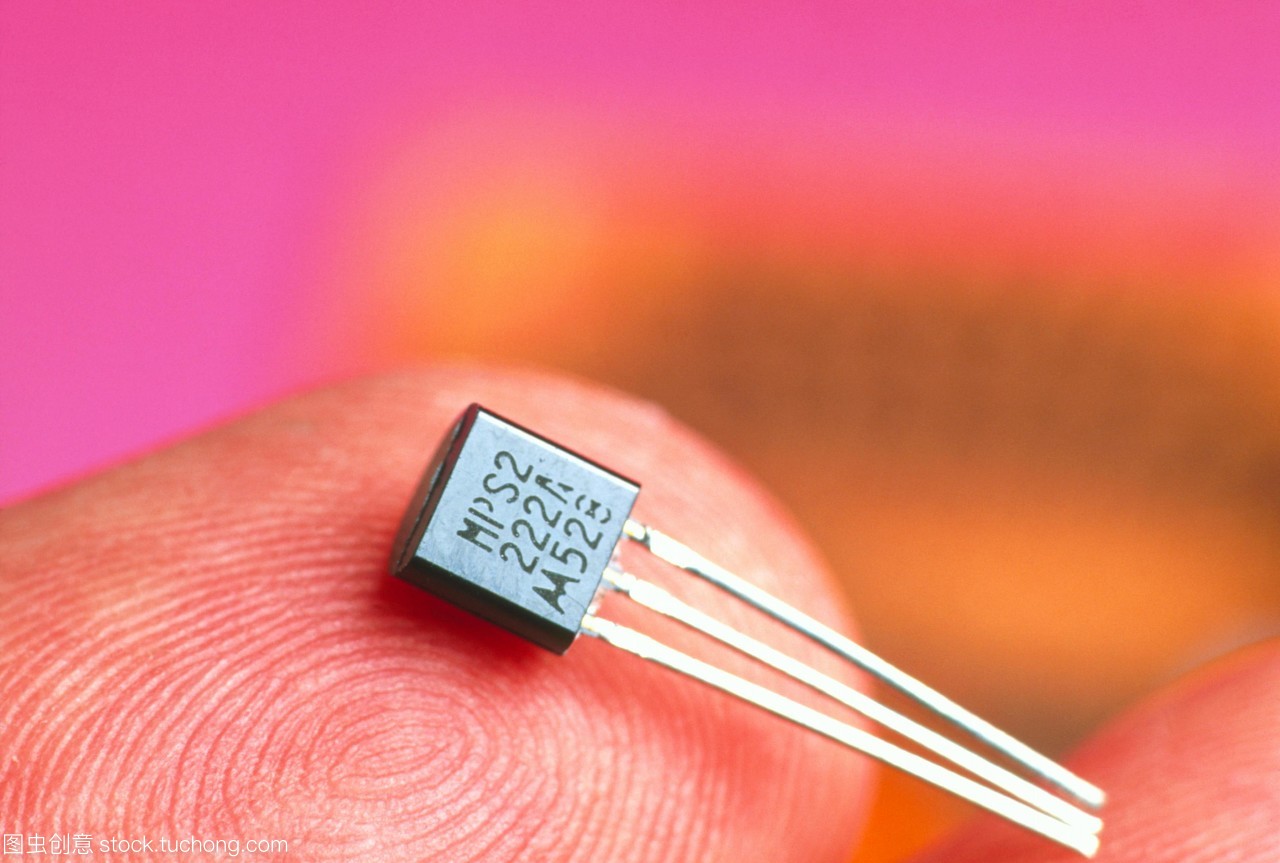 晶體管。上世紀90年代末的晶體管依賴于指尖。晶體管在電子設(shè)備中有許多用途,包括電信號和信號處理。晶體管有三根連接在它們上的電線&mdash;&mdash;稱為底座,收集器和發(fā)射器。這些都附著在半導(dǎo)體的節(jié)離子上,在晶體管中有精確的雜質(zhì)來決定它們的電性。從發(fā)射極到集熱器的電流放大是由基極電壓決定的。晶體管允許電子計算機的微型化。第一個晶體管發(fā)明于1947年12月23日,由巴丁,布爾獲得和肖克利發(fā)明。